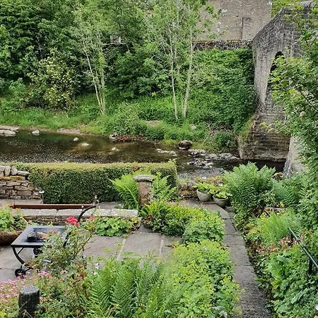 펜션 Bridge Cottage, Bainbridge, With Riverside Garden!