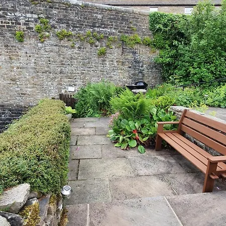 Bridge Cottage, Bainbridge, With Riverside Garden! 펜션 *