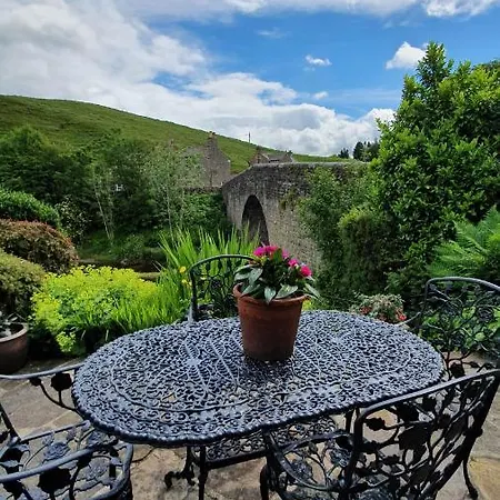 펜션 Bridge Cottage, Bainbridge, With Riverside Garden! 베인브리지