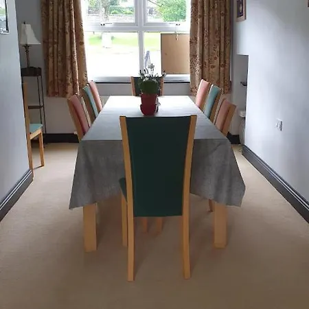 펜션 Bridge Cottage, Bainbridge, With Riverside Garden! 베인브리지