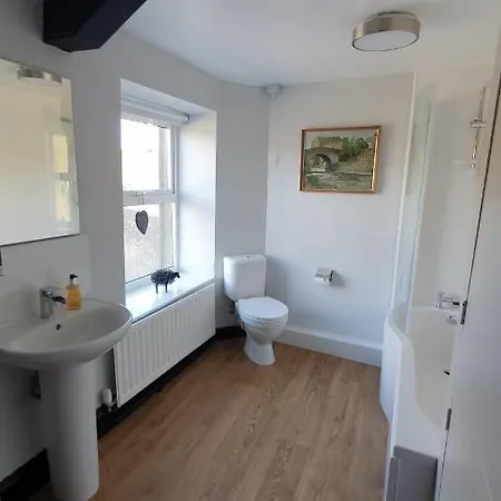 펜션 Bridge Cottage, Bainbridge, With Riverside Garden! 베인브리지