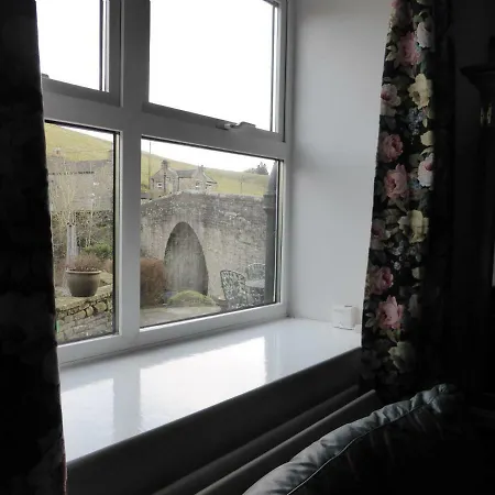 Сasa de vacaciones Bridge Cottage, Bainbridge, With Riverside Garden! *